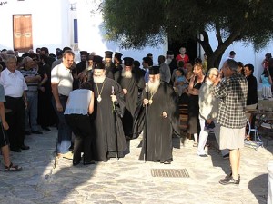 Μια από τις επισκέψεις του μακαριστού Χριστόδουλου στην Αμοργό (Φωτο:Γιάννης Δεσποτίδης)