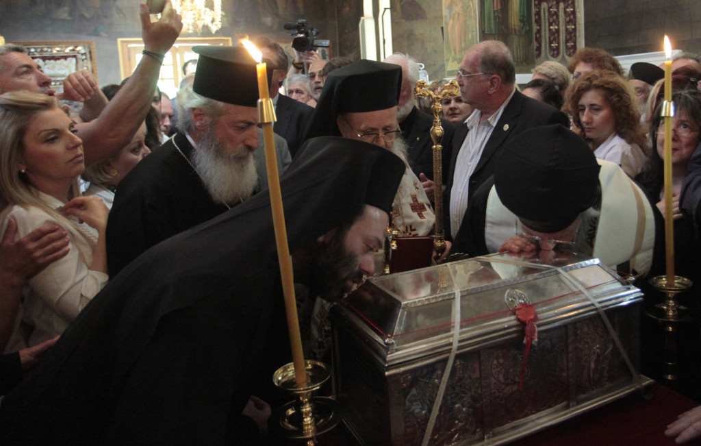 ÔÏ ÉÅÑÏ  ËÅÉØÁÍÏ ÔÇÓ ÁÃÉÁÓ ÂÁÑÂÁÑÁÓ ÓÔÏ ÍÏÓÏÊÏÌÅÉÏ ÁÃÉÏÓ ÓÁÂÂÁÓ--×ÑÇÓÔÏÓ ÌÐÏÍÇÓ//EUROKINISSI