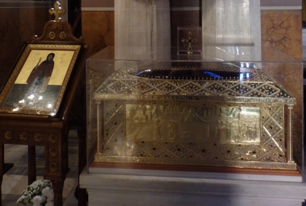 Η λάρνακα με τα ιερά λείψανα της Αγίας Φιλοθέης που βρίσκεται στον Μητροπολιτικό ναό των Αθηνών. 