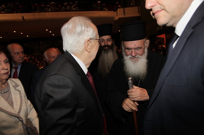 ÁÈÇÍÁ-Ðáñïõóßáóç ôïõ âéâëßïõ ôïõ ×ñÞóôïõ ÓáñôæåôÜêç «Åðéôåëþí ôï êáèÞêïí ìïõ».(EUROKINISSI-ÐÁÍÁÃÏÐÏÕËÏÓ ÃÉÁÍÍÇÓ)