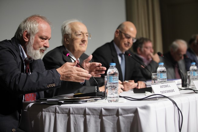 ÁÈÇÍÁ-Ðáñïõóßáóç ôïõ âéâëßïõ ôïõ ×ñÞóôïõ ÓáñôæåôÜêç «Åðéôåëþí ôï êáèÞêïí ìïõ».(EUROKINISSI-ÐÁÍÁÃÏÐÏÕËÏÓ ÃÉÁÍÍÇÓ)