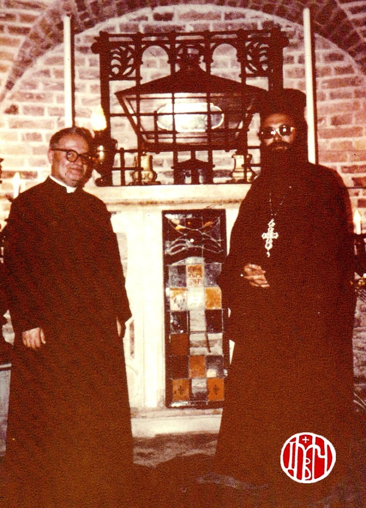 Ενώπιον της λάρνακος των ιερών λειψάνων του αγίου Δημητρίου με τον προϊστάμενο του Αββαείου don Araldo Angeloni (1978) 