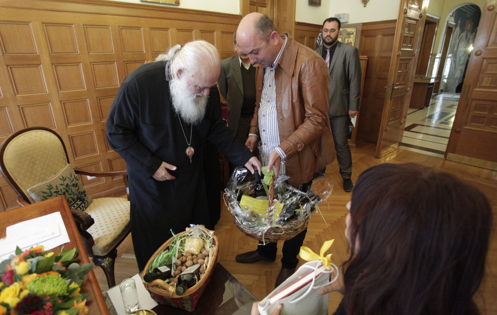 ÓÕÍÁÍÔÇÓÅÉÓ ÔÏÕ ÁÑ×ÉÅÐÉÓÊÏÐÏÕ ÉÅÑÙÍÕÌÏÕ ÌÅ ÐÏËÉÔÉÊÏÕ, ÖÏÑÅÉò, ÐÑÅÓÂÅÉÓ ÊÁÉ ÉÄÑÕÌÁÔÁ--×ÑÇÓÔÏÓ ÌÐÏÍÇÓ/