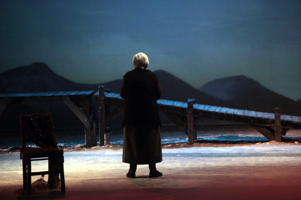 Ï ÁÑ×ÉÅÐÉÓÊÏÐÏÓ ÉÅÑÙÍÕÌÏÓ ÐÁÑÁÊÏËÏÕÈÇÓÅ ÔÇÍ ÈÁÔÑÉÊÇ ÐÁÑÁÓÔÁÓÇ ÖÉËÉÙ ×ÁÉÄÅÌÅÍÏÕ ÓÔÏ ÈÅÁÔÑÏ ÂÅÁÊÇ--×ÑÇÓÔÏÓ ÌÐÏÍÇÓ//EUROKINISSI