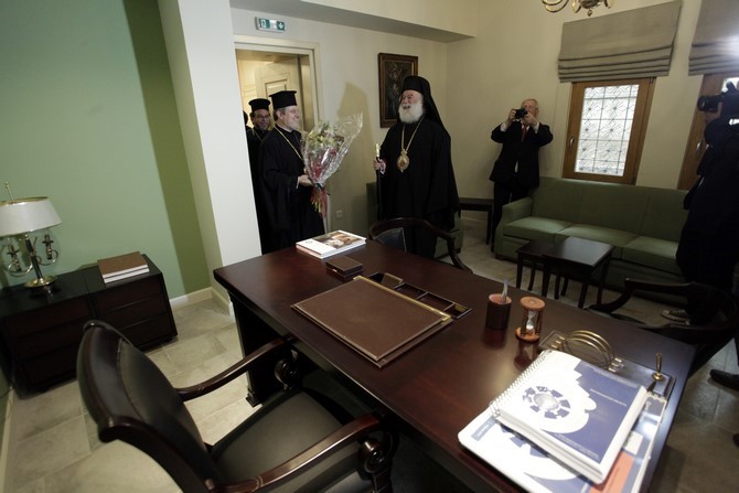 ÈÕÑÁÍÏÉÎÉÁ ÔÙÍ ÍÅÙÍ ÃÑÁÖÅÉÙÍ ÔÏÕ ÐÁÔÑÉÁÑ×ÅÉÏÕ ÁËÅÎÁÍÄÑÅÉÁÓ ÓÔÏ ÌÅÔÏ×É ÓÔÇÍ ÊÕØÅËÇ--×ÑÇÓÔÏÓ ÌÐÏÍÇÓ//EUROKINISSI