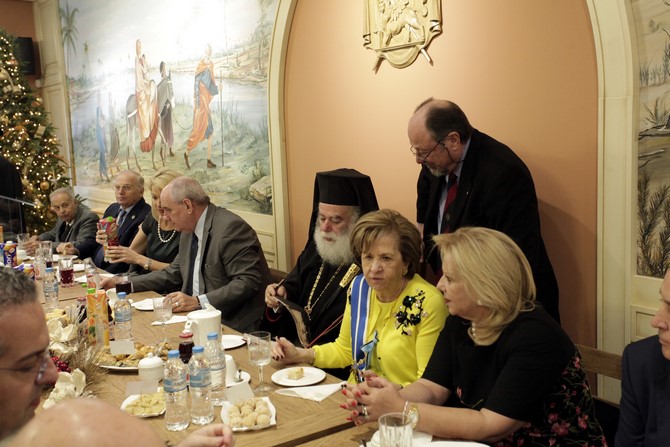 ÈÕÑÁÍÏÉÎÉÁ ÔÙÍ ÍÅÙÍ ÃÑÁÖÅÉÙÍ ÔÏÕ ÐÁÔÑÉÁÑ×ÅÉÏÕ ÁËÅÎÁÍÄÑÅÉÁÓ ÓÔÏ ÌÅÔÏ×É ÓÔÇÍ ÊÕØÅËÇ--×ÑÇÓÔÏÓ ÌÐÏÍÇÓ//EUROKINISSI