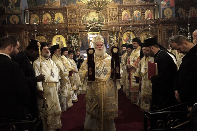 ÐÁÔÑÉÁÑ×ÉÊÇ ÈÅÉÁ ËÅÉÔÏÕÑÃÉÁ ÁÐÏ ÔÏÍ ÐÁÐÁ ÊÁÉ ÐÁÔÑÉÁÑ×Ç ÁËÅÎÁÍÄÑÅÉÁÓ ÈÅÏÄÙÑÏ--×ÑÇÓÔÏÓ ÌÐÏÍÇÓ//EUROKINISSI