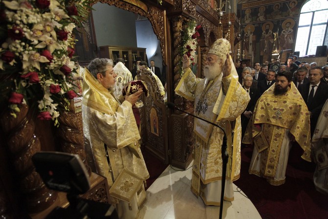 ÐÁÔÑÉÁÑ×ÉÊÇ ÈÅÉÁ ËÅÉÔÏÕÑÃÉÁ ÁÐÏ ÔÏÍ ÐÁÐÁ ÊÁÉ ÐÁÔÑÉÁÑ×Ç ÁËÅÎÁÍÄÑÅÉÁÓ ÈÅÏÄÙÑÏ--×ÑÇÓÔÏÓ ÌÐÏÍÇÓ//EUROKINISSI