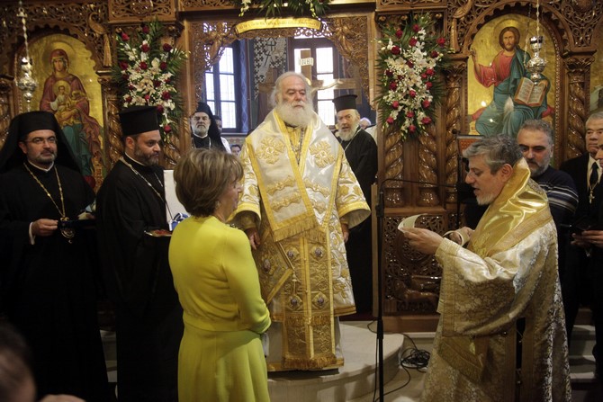 ÐÁÔÑÉÁÑ×ÉÊÇ ÈÅÉÁ ËÅÉÔÏÕÑÃÉÁ ÁÐÏ ÔÏÍ ÐÁÐÁ ÊÁÉ ÐÁÔÑÉÁÑ×Ç ÁËÅÎÁÍÄÑÅÉÁÓ ÈÅÏÄÙÑÏ--×ÑÇÓÔÏÓ ÌÐÏÍÇÓ//EUROKINISSI