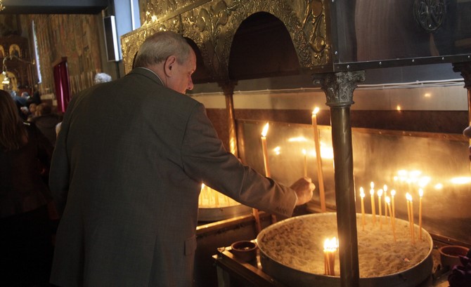 ÐÁÔÑÉÁÑ×ÉÊÇ ÈÅÉÁ ËÅÉÔÏÕÑÃÉÁ ÁÐÏ ÔÏÍ ÐÁÐÁ ÊÁÉ ÐÁÔÑÉÁÑ×Ç ÁËÅÎÁÍÄÑÅÉÁÓ ÈÅÏÄÙÑÏ--×ÑÇÓÔÏÓ ÌÐÏÍÇÓ//EUROKINISSI