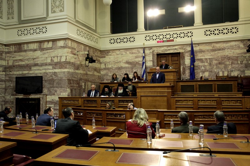 Πρόκειται, άλλωστε, για μία ιστορική στιγμή για την Ελληνική Βουλή, αφού είναι η πρώτη φορά που Αρχιεπίσκοπος συμμετέχει σε συνεδρίασή της.