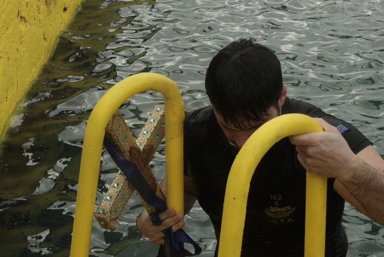 ÅÏÑÔÇ ÈÅÏÖÁÍÅÉÙÍ--ÁÃÉÁÓÌÏÓ ÔÙÍ ÕÄÁÔÙÍ ÓÔÏ ËÉÌÁÍÉ ÔÏÕ ÐÅÉÑÁÉÁ---×ÑÇÓÔÏÓ ÌÐÏÍÇÓ//EUROKINISSI