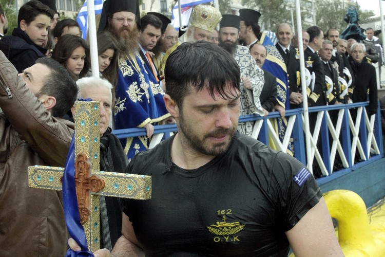 ÅÏÑÔÇ ÈÅÏÖÁÍÅÉÙÍ--ÁÃÉÁÓÌÏÓ ÔÙÍ ÕÄÁÔÙÍ ÓÔÏ ËÉÌÁÍÉ ÔÏÕ ÐÅÉÑÁÉÁ---×ÑÇÓÔÏÓ ÌÐÏÍÇÓ//EUROKINISSI