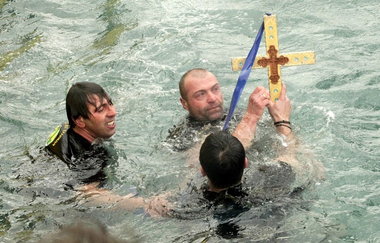 ÅÏÑÔÇ ÈÅÏÖÁÍÅÉÙÍ--ÁÃÉÁÓÌÏÓ ÔÙÍ ÕÄÁÔÙÍ ÓÔÏ ËÉÌÁÍÉ ÔÏÕ ÐÅÉÑÁÉÁ---×ÑÇÓÔÏÓ ÌÐÏÍÇÓ//EUROKINISSI