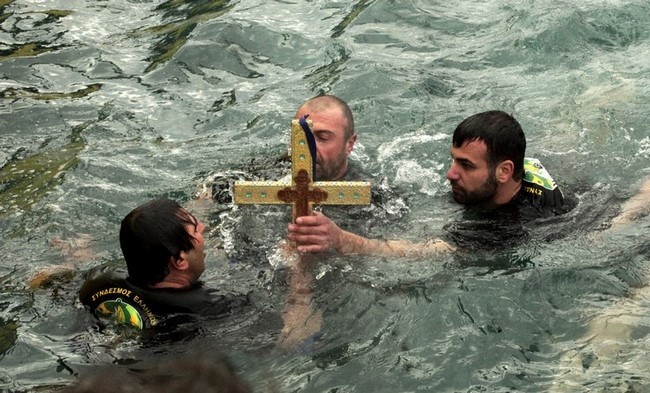 ÅÏÑÔÇ ÈÅÏÖÁÍÅÉÙÍ--ÁÃÉÁÓÌÏÓ ÔÙÍ ÕÄÁÔÙÍ ÓÔÏ ËÉÌÁÍÉ ÔÏÕ ÐÅÉÑÁÉÁ---×ÑÇÓÔÏÓ ÌÐÏÍÇÓ//EUROKINISSI