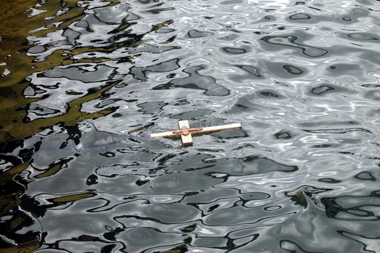 ÅÏÑÔÇ ÈÅÏÖÁÍÅÉÙÍ--ÁÃÉÁÓÌÏÓ ÔÙÍ ÕÄÁÔÙÍ ÓÔÏ ËÉÌÁÍÉ ÔÏÕ ÐÅÉÑÁÉÁ---×ÑÇÓÔÏÓ ÌÐÏÍÇÓ//EUROKINISSI