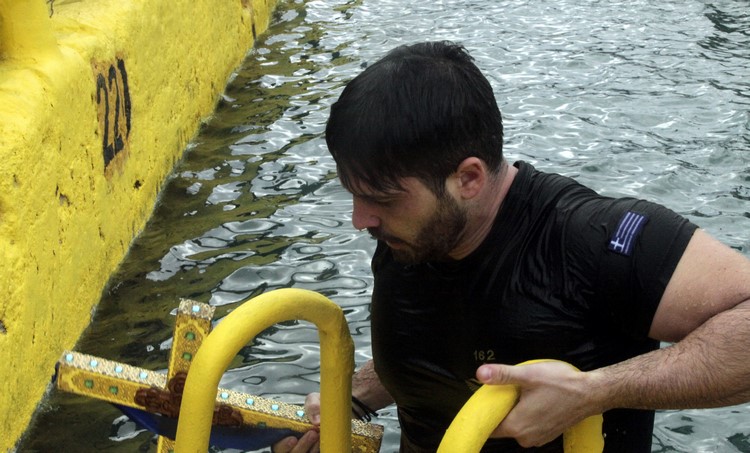 ÅÏÑÔÇ ÈÅÏÖÁÍÅÉÙÍ--ÁÃÉÁÓÌÏÓ ÔÙÍ ÕÄÁÔÙÍ ÓÔÏ ËÉÌÁÍÉ ÔÏÕ ÐÅÉÑÁÉÁ---×ÑÇÓÔÏÓ ÌÐÏÍÇÓ//EUROKINISSI