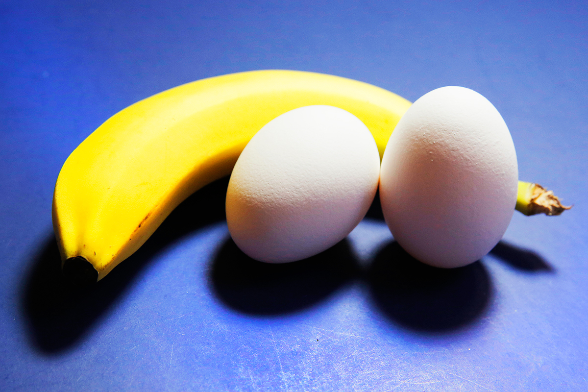 Обтянутые яйца. Банан с яйцами. Банан и два яйца. Яйца яйцо и банан. Банан и 2 яйца.