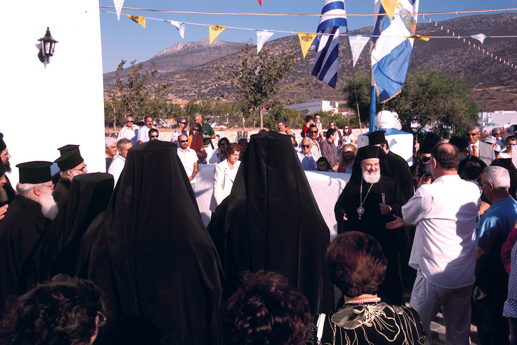 Οι Αμοργιανοί έχουν σημαιοστολίσει τις Εκκλησιές τους και υποδέχονται τον Αρχιεπίσκοπο Χριστόδουλο (Φωτο: actimon.blogspot.gr) 