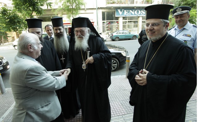 Ï ÁÑ×ÉÅÐÉÓÊÏÐÏÓ ÉÅÑÙÍÕÌÏÓ ÓÔÏÍ ÓÕËËÏÃÏ ÅËËÇÍÙÍ ÁÉÃÕÐÔÉÙÔÙÍ// ×ÑÇÓÔÏÓ ÌÐÏÍÇÓ--EUROKINISSI