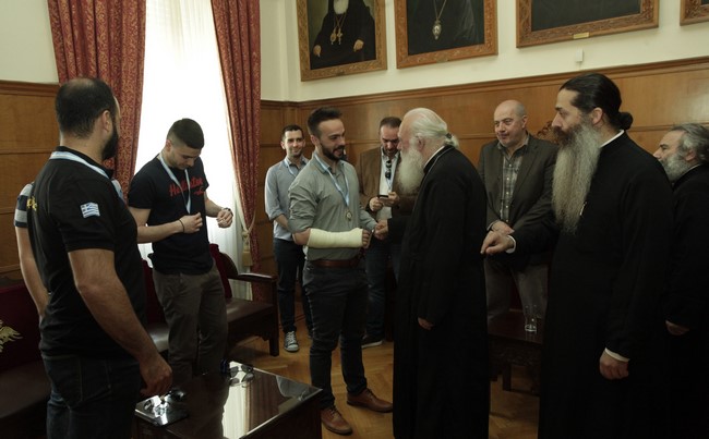 Ç ÏÌÁÄÁ ÌÐÁÓÊÅÔ ÔÇÓ ÁÑ×ÉÅÐÉÊÓÏÐÇ ÊÕÐÅËËÏÕ×ÏÓ ÓÔÏ ÅÑÃÁÓÉÁÊÏ ÐÑÙÔÁÈËÇÌÁ--×ÑÇÓÔÏÓ ÌÐÏÍÇÓ//