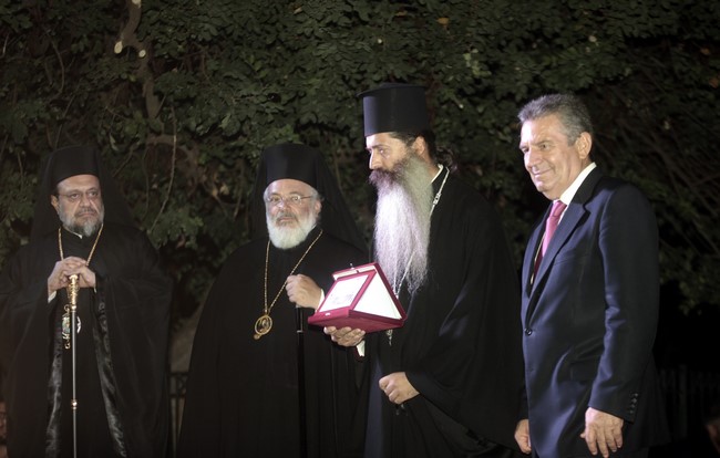 Ðáíçãõñéêç åêäçëùóç ðñáãìáôïðïéçèçêå óçìåñá óôïí Äçï Éëéïõ ïðïõ ìå ïìïöùíç áðïöáóç ï Áñ÷éåðéóêïðïò Éåñùíõìïò áíáãïñåõèçêå óå åðéôéìïò Äçìïôçò ôïõ Äçìïõ---Óôç ôåëåôç ðïõ ðñáãìáôïðïéçèçêå ìåôá ôïí ðáíçãõñéêï åóðåñéíï ãéá ôçí åïñôç ôïõ Áãéïõ Öáíïõñéïõ ðáñåõñåèçêáí ï Õðïõñãïò Ðáéäåéáò Êùóôáò Ãáâñïãëïõ, ï õöõð, Ìåôáíáóôåõôéêçò ðïëéôéêçò Ãéáííçò Ìðáëáöáò , ï âïõëåõôçò ôçò Í.Ä Ãéùñãïò Êïõìïõôóáêïò ï ðñ, Õðïõñãïò ôïõ ÐÁÓÏÊ Ìé÷áëçò Êáñ÷éìáêçò ç åêðñïóùðïò ôçò Í.Ä Æùç Ñáðôç ï áíôéðåñéöåñéáñ÷çò ôïõ ôïìåá Äõôéêçò Áôôéêçò , êáé óõóùìï ôï Äçìïôéêï Óõìâïõëéï.Åðéóçò ï Áñ÷çãïò ôçò ÅËÁÓ Êùóôáò Ôóïõâáëáò êáé ï Áñ÷çãïò ôïõ Ëéìåíéêïõ óùìáôïò , åêðñïùóïðò ôïõ áñ÷çãïõ ôçò ðõñïóâåóôéêçò Õðçñåóéáò êáé åêðñïóùðïò ôïõ áñ÷çãïõ ÃÅÅÈÁ ÖÙÔÏ ×ÑÇÓÔÏÓ ÌÐÏÍÇÓ//EUROKINISSI