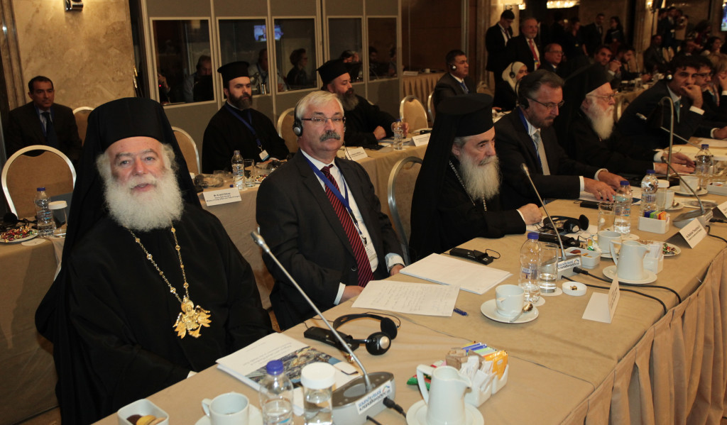 ÄéåèíÞò ÄéÜóêåøç Áèçíþí ãéá ôïí «Èñçóêåõôéêü êáé Ðïëéôéóôéêü Ðëïõñáëéóìü êáé ôçí ÅéñçíéêÞ Óõíýðáñîç óôç ÌÝóç ÁíáôïëÞ//×ÑÇÓÔÏÓ ÌÐÏÍÇÓ