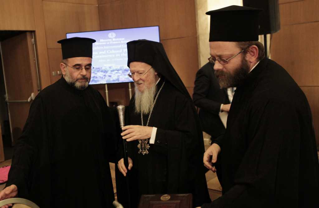 2ç ÄÉÅÈÍÇÓ ÄÉÁÓÊÅØÇ ÁÈÇÍÙÍ ÃÉÁ ÔÏÍ "ÈÑÇÓÊÅÕÔÉÊÏ ÊÁÉ ÐÏËÉÔÉÓÔÉÊÏ ÐËÏÕÑÁËÉÓÌÏ ÊÁÉ ÔÇÍ ÅÉÑÇÍÉÊÇ ÓÕÍÕÐÁÑÎÇ ÓÔÇÍ ÌÅÓÇ ÁÍÁÔÏËÇ" --ÁÐÏÃÅÕÌÁÔÉÍÇ ÓÕÍÅÄÑÉÁÓÇ--ÓÕÌÌÅÔÏ×Ç ÔÏÕ ÏÉÊÏÕÌÅÍÉÊÏÕ ÐÁÔÑÉÁÑ×Ç ÂÁÑÈÏËÏÌÁÉÏÕ--×ÑÇÓÔÏÓ ÌÐÏÍÇÓ