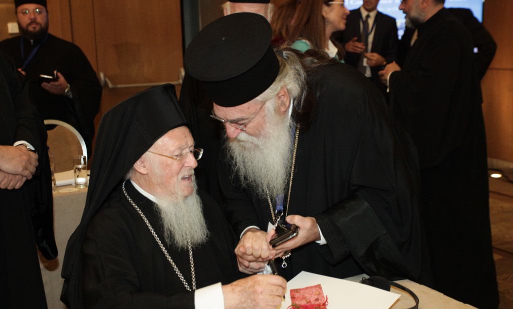 2ç ÄÉÅÈÍÇÓ ÄÉÁÓÊÅØÇ ÁÈÇÍÙÍ ÃÉÁ ÔÏÍ "ÈÑÇÓÊÅÕÔÉÊÏ ÊÁÉ ÐÏËÉÔÉÓÔÉÊÏ ÐËÏÕÑÁËÉÓÌÏ ÊÁÉ ÔÇÍ ÅÉÑÇÍÉÊÇ ÓÕÍÕÐÁÑÎÇ ÓÔÇÍ ÌÅÓÇ ÁÍÁÔÏËÇ" --ÁÐÏÃÅÕÌÁÔÉÍÇ ÓÕÍÅÄÑÉÁÓÇ--ÓÕÌÌÅÔÏ×Ç ÔÏÕ ÏÉÊÏÕÌÅÍÉÊÏÕ ÐÁÔÑÉÁÑ×Ç ÂÁÑÈÏËÏÌÁÉÏÕ--×ÑÇÓÔÏÓ ÌÐÏÍÇÓ