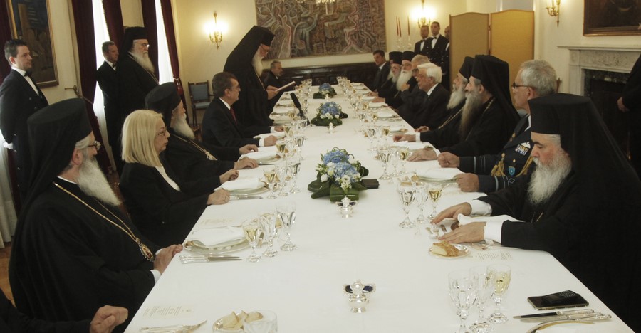 05/03: Επίσημο γεύμα του Προέδρου της Δημοκρατίας προς τον Αρχιεπίσκοπο και τα μέλη της Δ.Ι.Σ.