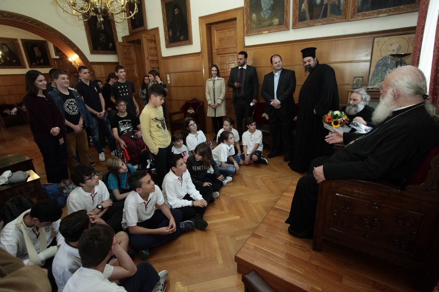09/11: Μαθητές από την Ναύπακτο επισκέφθηκαν τον Αρχιεπίσκοπο/.