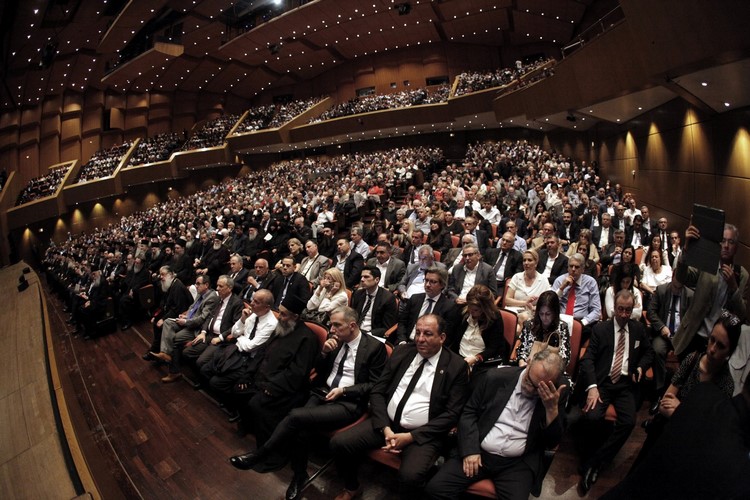 Ï ÁÑ×ÉÅÐÉÓÊÏÐÏÓ ÉÅÑÙÍÕÕÌÏÓ ÓÅ ÅÊÄÇËÙÓÇ ÓÔÏ ÌÅÃÁÑÏ ÌÏÕÓÉÊÇÓ ÔÇÓ ÌÏÍÇ ÂÁÔÏÐÅÄÉÏÕ--×ÑÇÓÔÏÓ ÌÐÏÍÇÓ