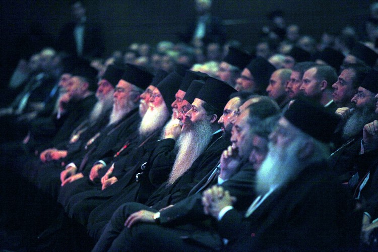 Ï ÁÑ×ÉÅÐÉÓÊÏÐÏÓ ÉÅÑÙÍÕÕÌÏÓ ÓÅ ÅÊÄÇËÙÓÇ ÓÔÏ ÌÅÃÁÑÏ ÌÏÕÓÉÊÇÓ ÔÇÓ ÌÏÍÇ ÂÁÔÏÐÅÄÉÏÕ--×ÑÇÓÔÏÓ ÌÐÏÍÇÓ