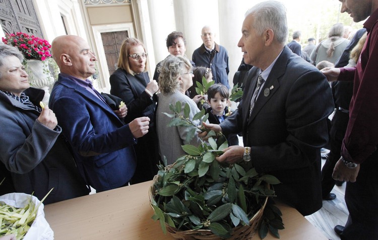 Ï Áñ÷éåðéóêïðïò Éåñùíìïò óôçí Ìçôñïðïëç Áèçíùí ãéá ôçí åïñôç ôùí Âáéùí ÖÙÔÏ