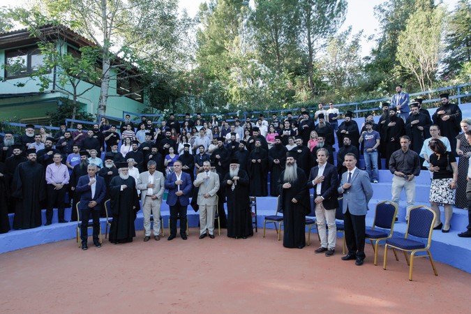 ÁÕËÙÍÁ/ Ï ÁÑ×ÉÅÐÉÓÊÏÐÏÓ ÉÅÑÙÍÕÌÏÓ ÓÔÇÍ ÅÍÁÑÎÇ ÔÏÕ ÄÅÕÔÅÑÏÕ ÓÕÍÅÄÑÉÏÕ ÔÙÍ ÓÔÅËÅ×ÙÍ ÔÙÍ ÊÁÔÁÓÊÇÍÙÓÅÙÍ ÔÙÍ ÌÇÔÑÏÐÏËÅÙÍ ÔÇÓ ÅËËÁÄÏÓ (Eurokinissi/ÌÐÏÍÇÓ ×ÑÇÓÔÏÓ)