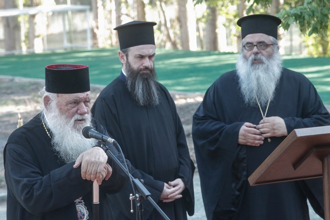 ÁÕËÙÍÁ/ Ï ÁÑ×ÉÅÐÉÓÊÏÐÏÓ ÉÅÑÙÍÕÌÏÓ ÓÔÇÍ ÅÍÁÑÎÇ ÔÏÕ ÄÅÕÔÅÑÏÕ ÓÕÍÅÄÑÉÏÕ ÔÙÍ ÓÔÅËÅ×ÙÍ ÔÙÍ ÊÁÔÁÓÊÇÍÙÓÅÙÍ ÔÙÍ ÌÇÔÑÏÐÏËÅÙÍ ÔÇÓ ÅËËÁÄÏÓ (Eurokinissi/ÌÐÏÍÇÓ ×ÑÇÓÔÏÓ)