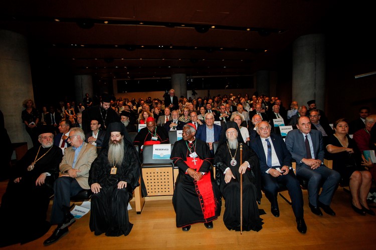 Ï ÐÁÔÑÉÁÑ×ÇÓ ÂÁÑÈÏËÏÌÁÉÏÓ ÓÔÁ ÅÃÊÁÉÍÉÁ ÔÏÕ ÓÕÌÐÏÓÉÏÕ "ÐÑÏÓ ÌÉÁ ÐÉÏ ÐÑÁÓÉÍÇ ÁÔÔÉÊÇ" (Eurokinissi/ÌÐÏÍÇÓ ×ÑÇÓÔÏÓ)