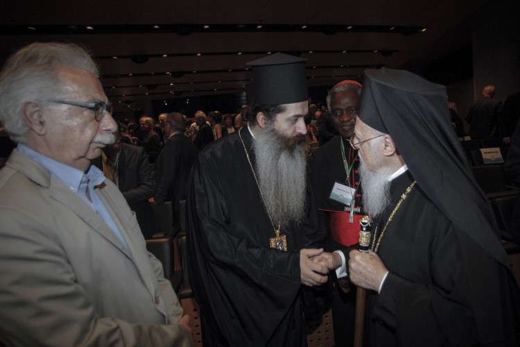 Ï ÐÁÔÑÉÁÑ×ÇÓ ÂÁÑÈÏËÏÌÁÉÏÓ ÓÔÁ ÅÃÊÁÉÍÉÁ ÔÏÕ ÓÕÌÐÏÓÉÏÕ "ÐÑÏÓ ÌÉÁ ÐÉÏ ÐÑÁÓÉÍÇ ÁÔÔÉÊÇ" (Eurokinissi/ÌÐÏÍÇÓ ×ÑÇÓÔÏÓ)