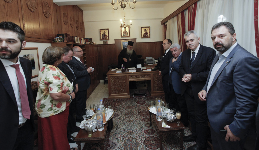 ÓÕÍÁÍÔÇÓÇ ÔÏÕ ÁÑ×ÉÅÐÉÓÊÏÐÏÕ ÉÅÑÙÍÕÌÏÕ ÌÅ ÔÇÍ ÄÉÁÍÁÊÏÉÍÂÏÕËÅÕÔÉÊÇ ÓÕÍÏÄÏ ÔÙÍ ÏÑÈÏÄÏÎÙÍ ÂÏÕËÅÕÔÙÍ--×ÑÇÓÔÏÓ ÌÐÏÍÇÓ//EUROKINISSI