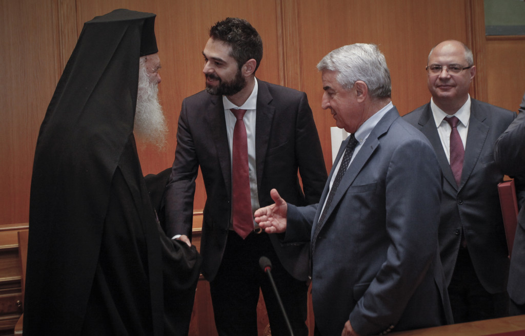 ÓÕÍÁÍÔÇÓÇ ÔÏÕ ÁÑ×ÉÅÐÉÓÊÏÐÏÕ ÉÅÑÙÍÕÌÏÕ ÌÅ ÔÇÍ ÄÉÁÍÁÊÏÉÍÂÏÕËÅÕÔÉÊÇ ÓÕÍÏÄÏ ÔÙÍ ÏÑÈÏÄÏÎÙÍ ÂÏÕËÅÕÔÙÍ--×ÑÇÓÔÏÓ ÌÐÏÍÇÓ//EUROKINISSI