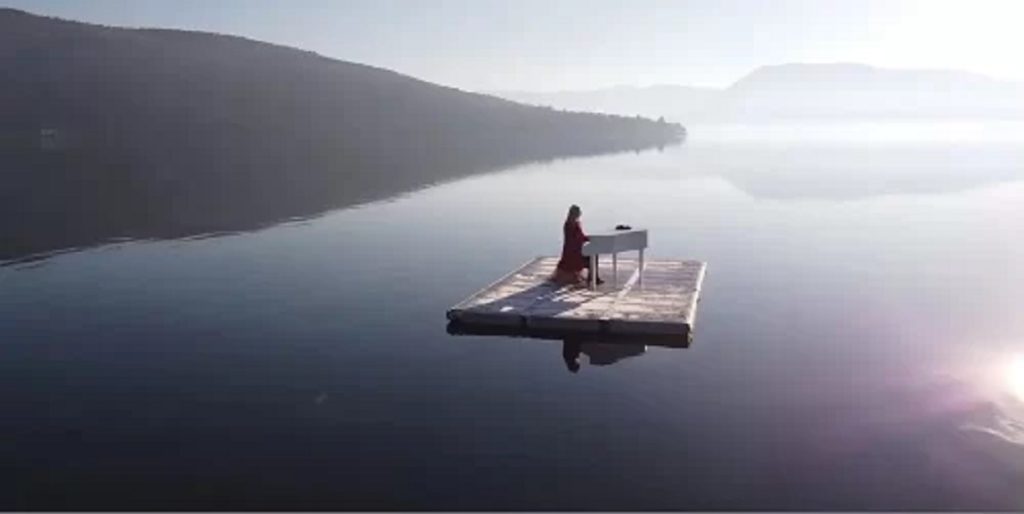 πιανίστρια